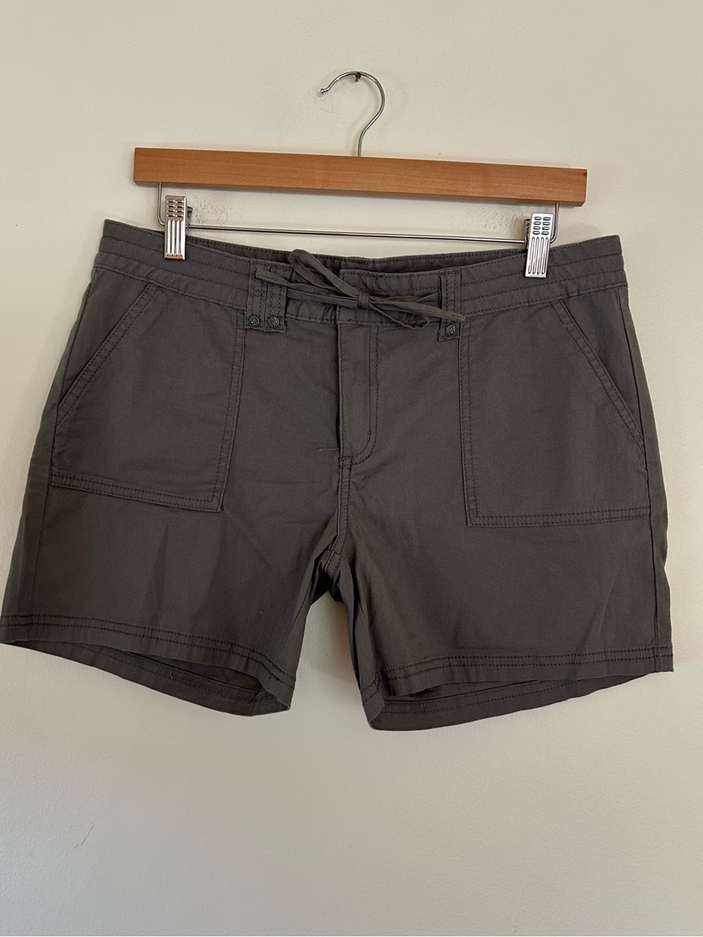 NWT Prana Gravel Gray Women’s Tess Cotton Khaki Cargo Shorts Size 10 Low Rise